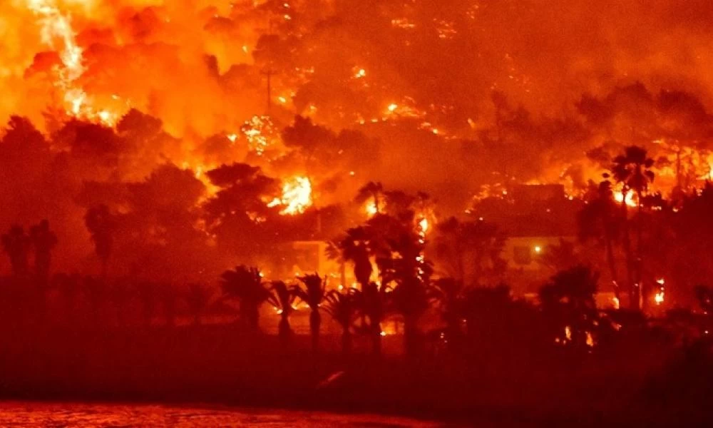 Γεράνεια Όρη: "Θα πεθάνουμε, μας κυκλώνει η φωτιά"
